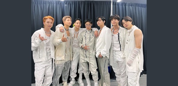 [사진출처: BTS공식 트위터]