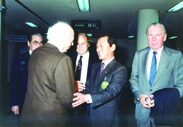 1983년 한∙독 수교 100주년 기념사업 행사장에서 독일 기업인을 맞이하는 모습