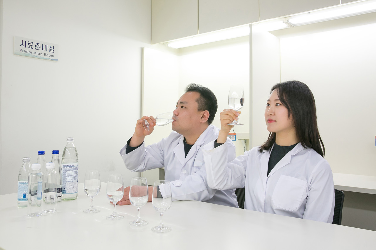 (왼쪽부터) 김성환 코웨이 환경기술연구소 책임연구원, 강지원 선임연구원