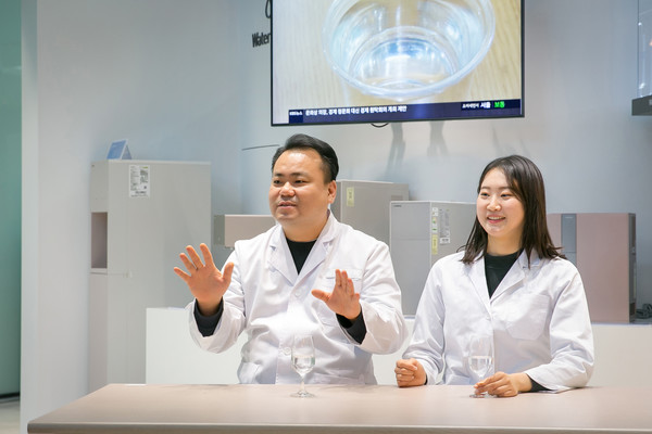 (왼쪽부터) 김성환 코웨이 환경기술연구소 책임연구원, 강지원 선임연구원