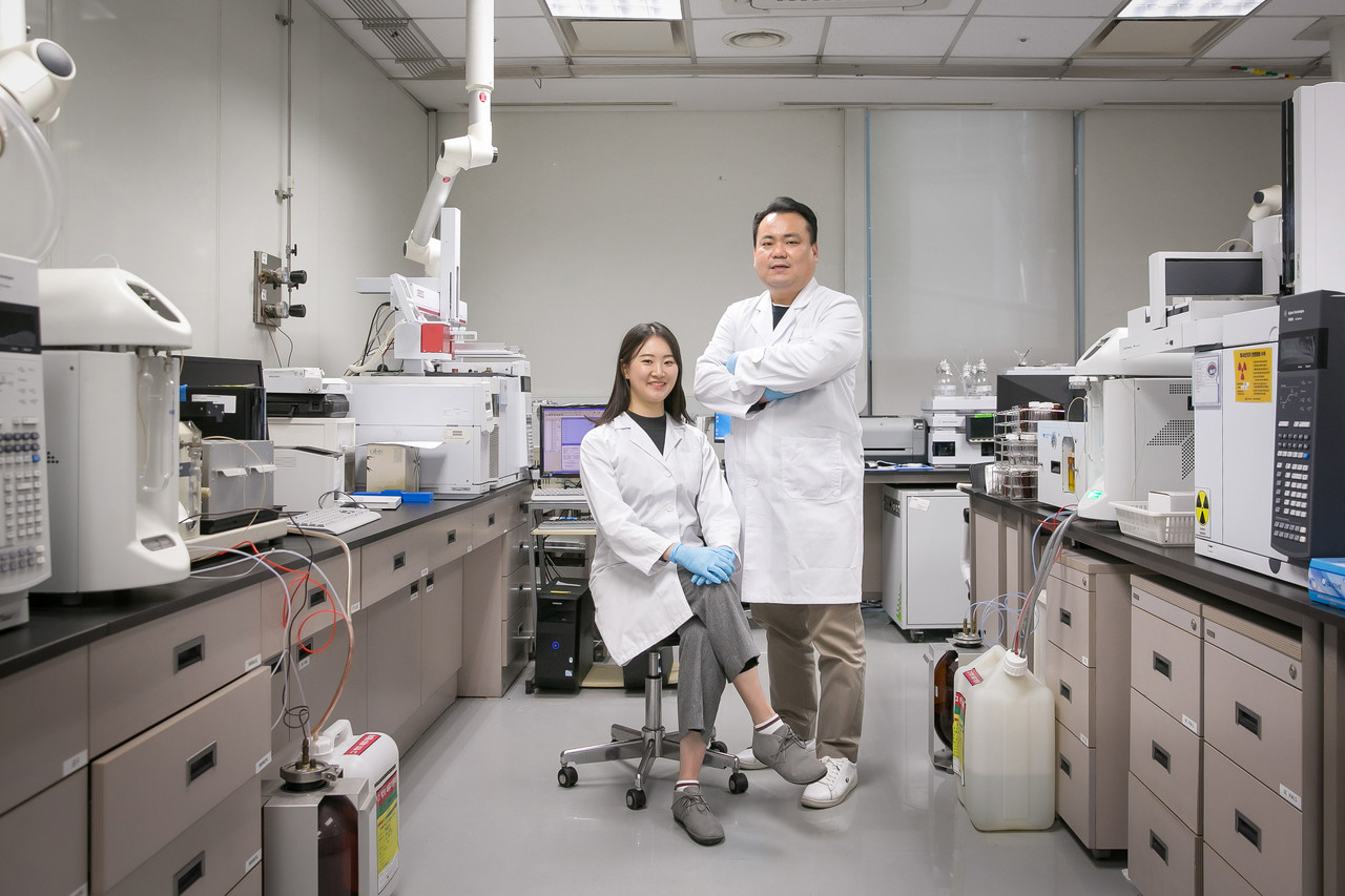 코웨이 워터소믈리에 강지원 선임연구원과 김성환 책임연구원