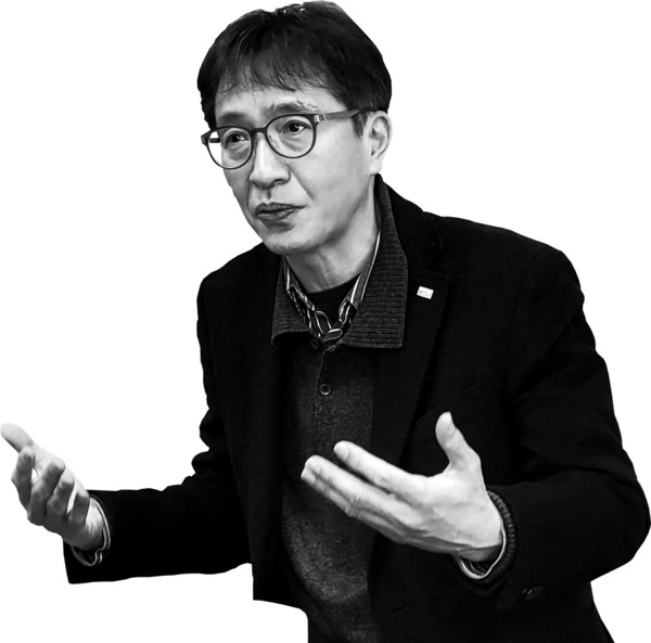 이상건은 미래에셋 간판스타다. 13만 구독자가 찾는 유튜브 〈투자와 연금 TV〉와 팟캐스트 〈투자와 연금〉 콘텐츠는 채널별로 400개가 넘는다. 〈KBS라디오〉 '경제포커스', 〈MBC라디오〉 '손에 잡히는 경제' 등에 출연해 인기를 모았고 지금도 〈SBS〉 '목돈연구소-알쓸투잡'에서 인기몰이 중이다.