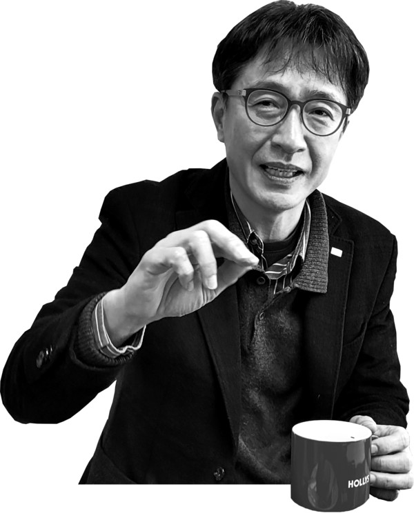 이상건은 미래에셋 간판스타다. 13만 구독자가 찾는 유튜브 〈투자와 연금 TV〉와 팟캐스트 〈투자와 연금〉 콘텐츠는 채널별로 400개가 넘는다. 〈KBS라디오〉 '경제포커스', 〈MBC라디오〉 '손에 잡히는 경제' 등에 출연해 인기를 모았고 지금도 〈SBS〉 '목돈연구소-알쓸투잡'에서 인기몰이 중이다.