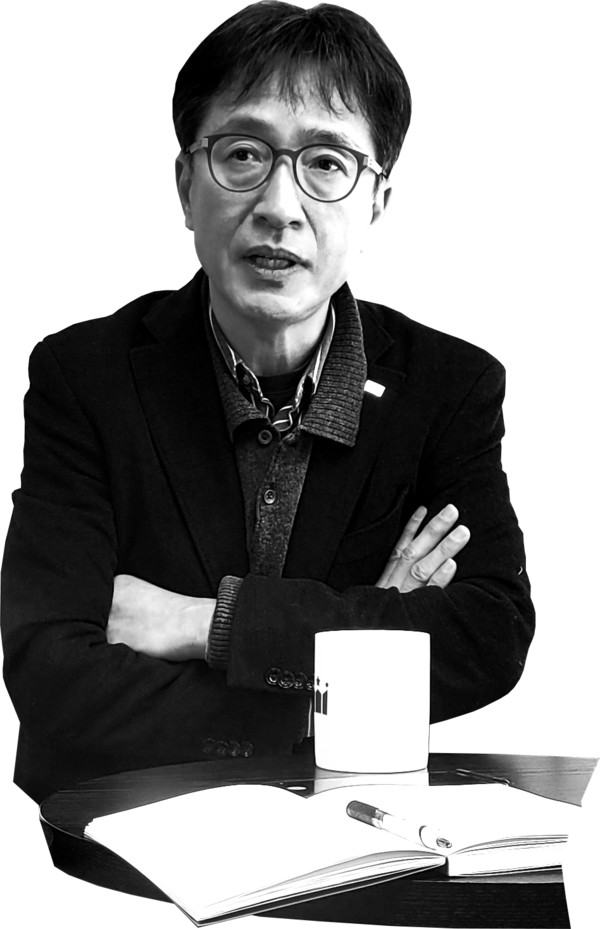 이상건은 미래에셋 간판스타다. 13만 구독자가 찾는 유튜브 〈투자와 연금 TV〉와 팟캐스트 〈투자와 연금〉 콘텐츠는 채널별로 400개가 넘는다. 〈KBS라디오〉 '경제포커스', 〈MBC라디오〉 '손에 잡히는 경제' 등에 출연해 인기를 모았고 지금도 〈SBS〉 '목돈연구소-알쓸투잡'에서 인기몰이 중이다.