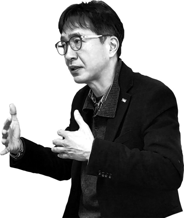 이상건은 미래에셋 간판스타다. 13만 구독자가 찾는 유튜브 〈투자와 연금 TV〉와 팟캐스트 〈투자와 연금〉 콘텐츠는 채널별로 400개가 넘는다. 〈KBS라디오〉 '경제포커스', 〈MBC라디오〉 '손에 잡히는 경제' 등에 출연해 인기를 모았고 지금도 〈SBS〉 '목돈연구소-알쓸투잡'에서 인기몰이 중이다.