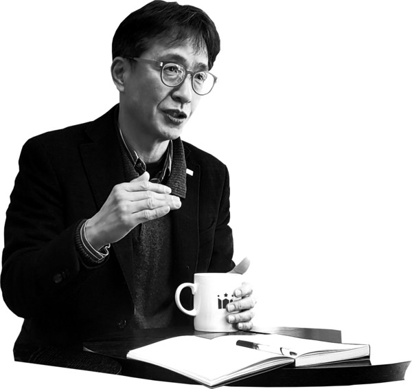 이상건은 미래에셋 간판스타다. 13만 구독자가 찾는 유튜브 〈투자와 연금 TV〉와 팟캐스트 〈투자와 연금〉 콘텐츠는 채널별로 400개가 넘는다. 〈KBS라디오〉 '경제포커스', 〈MBC라디오〉 '손에 잡히는 경제' 등에 출연해 인기를 모았고 지금도 〈SBS〉 '목돈연구소-알쓸투잡'에서 인기몰이 중이다.