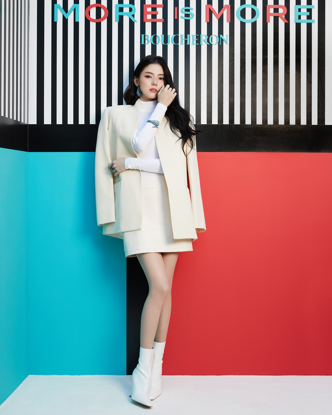 메종부쉐론 글로벌 앰버서더 배우 한소희가 '플륌 드 펑' 액세서리를 착용하고 포즈를 취하고 있다.