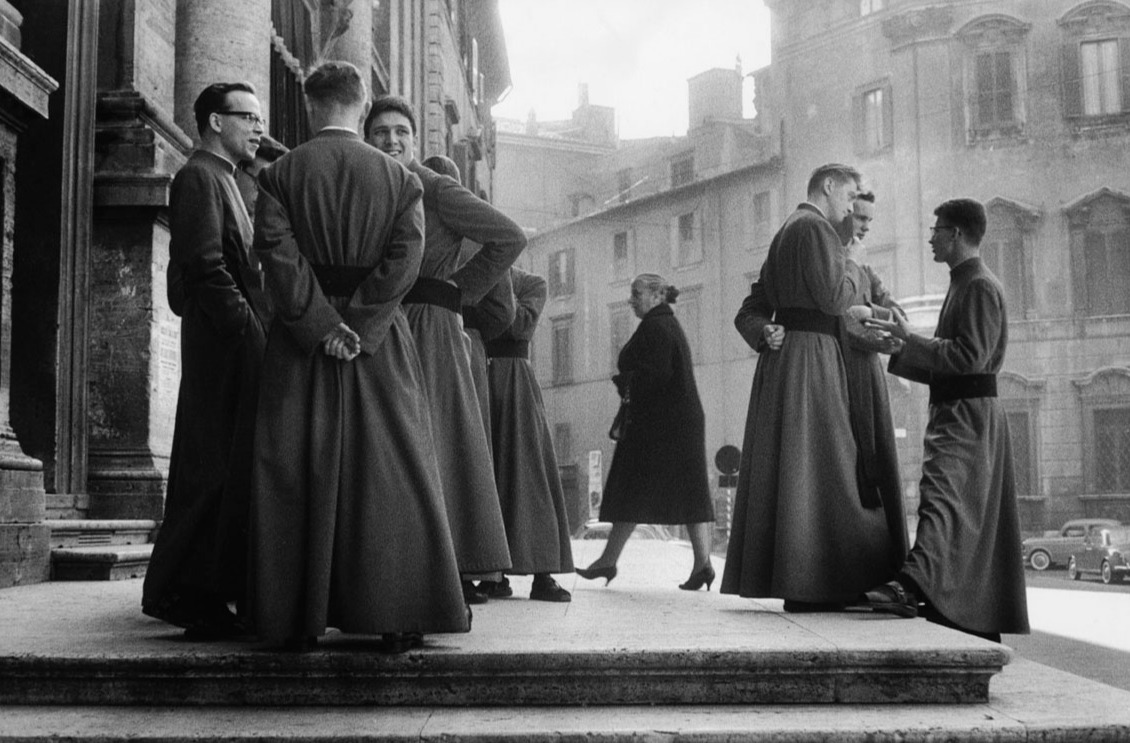 〈들어오는 신자와 수다떠는 사제들〉_브레송, 로마, 1959