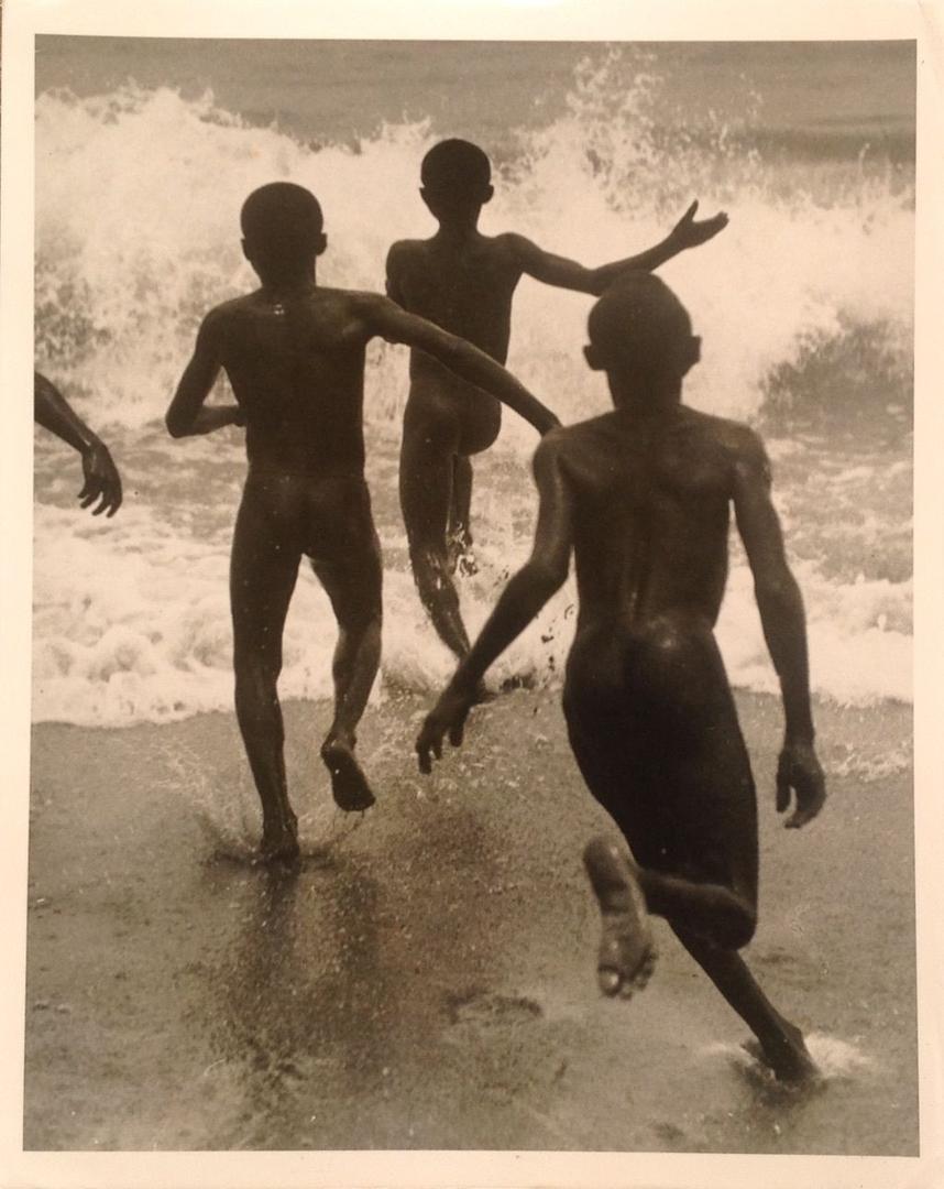 〈파도를 향해 달려가는 소년들〉_마틴 문가치, 탄자니아, 1930