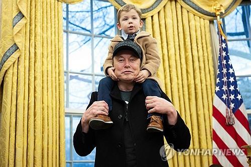 일론 머스크와 아들 'X Æ A-12 머스크'