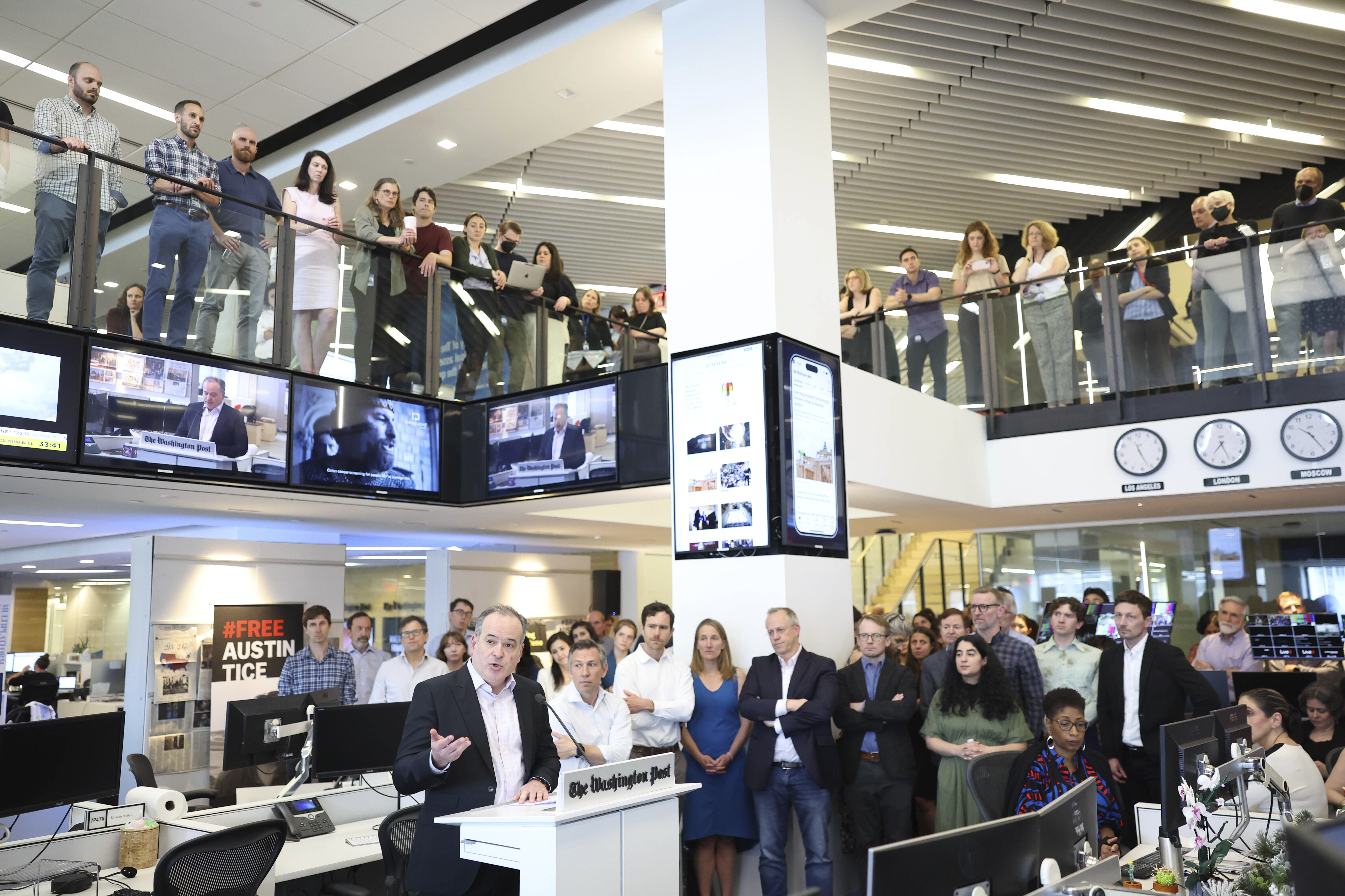 트럼프 대통령 피격사건 보도 기자, 사주와 트럼프 대통령을 비판하다 떠난 만평가 등 퓰리처 수상자를 배출한 〈워싱턴포스트〉 편집국의 어색한 표정.(AP/연합뉴스)