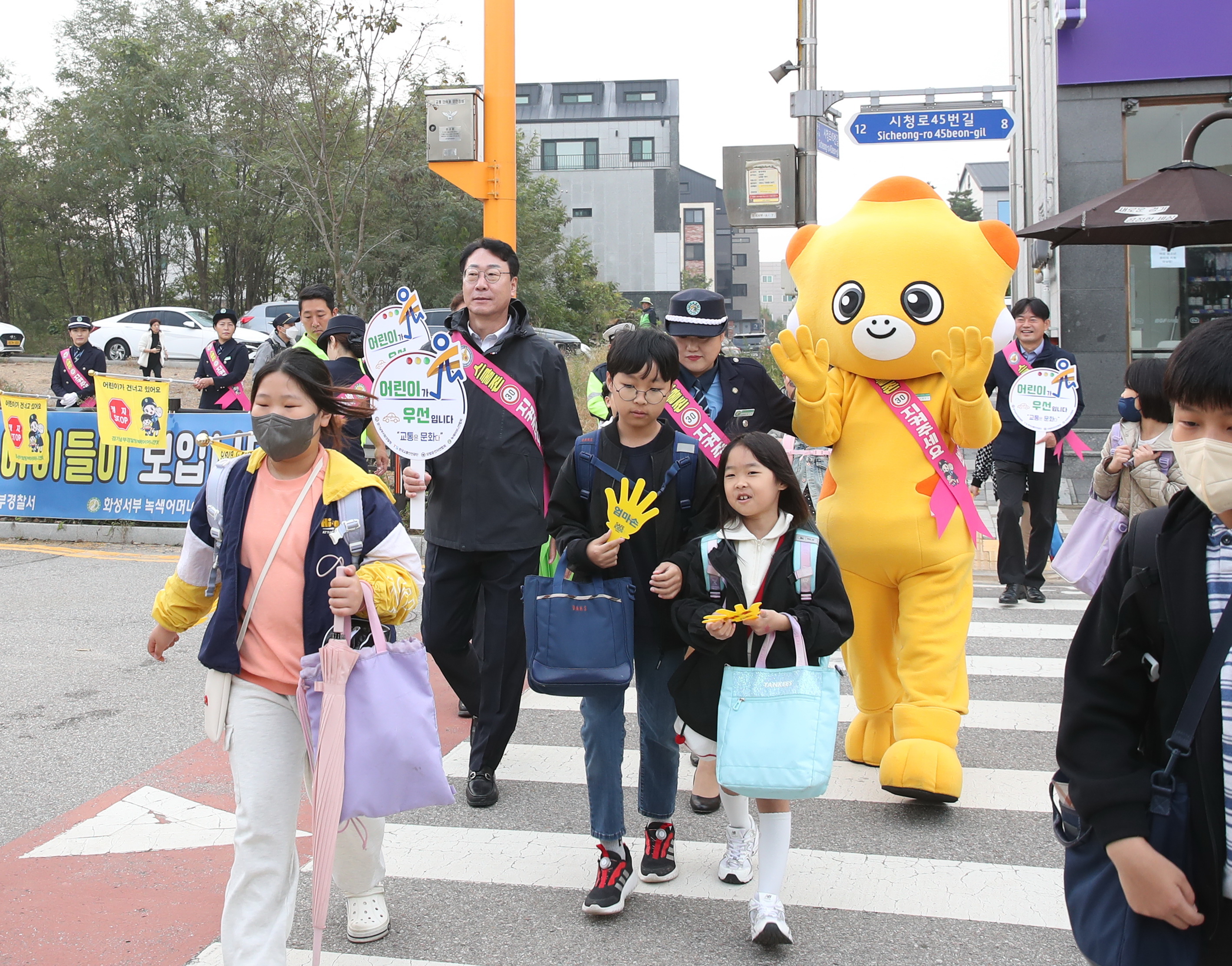아이들과 어린이교통안전캠페인을 벌이고 있는 정명근 화성시장