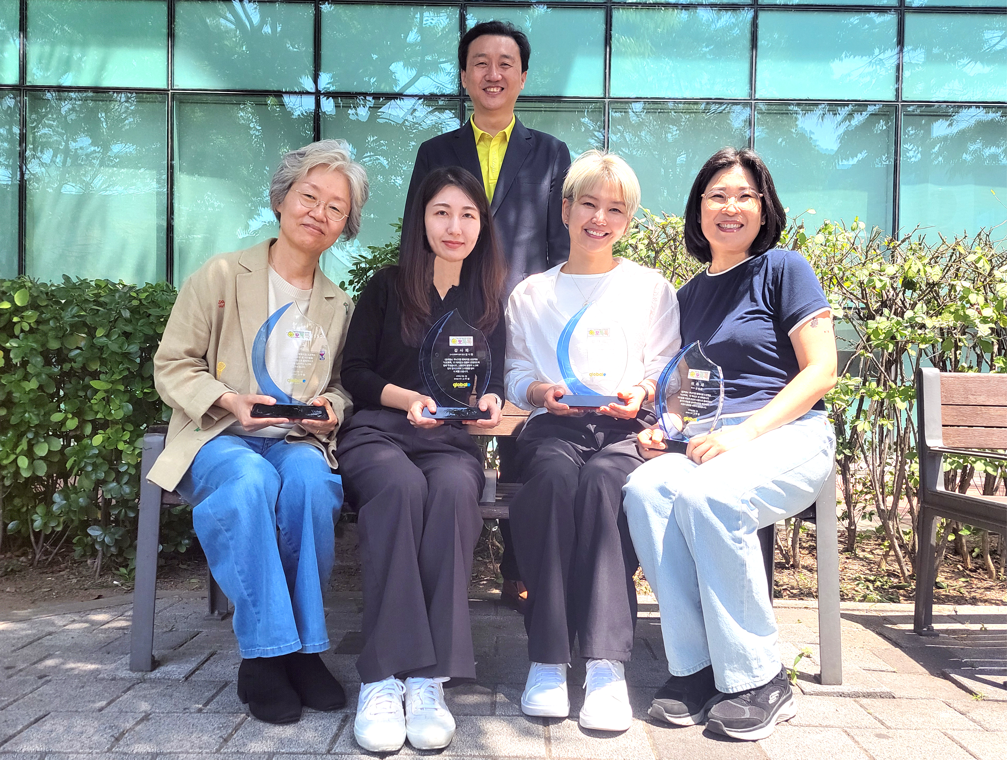 왼쪽부터 '톡이모' 윤여신 상담사, 강서교육복지센터 경사랑 팀장, 박자양 센터장, '톡이모' 강현경 상담사. 뒤에 고주형 글로벌e 대표.