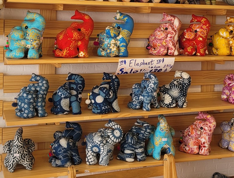 상점과 카페에도.