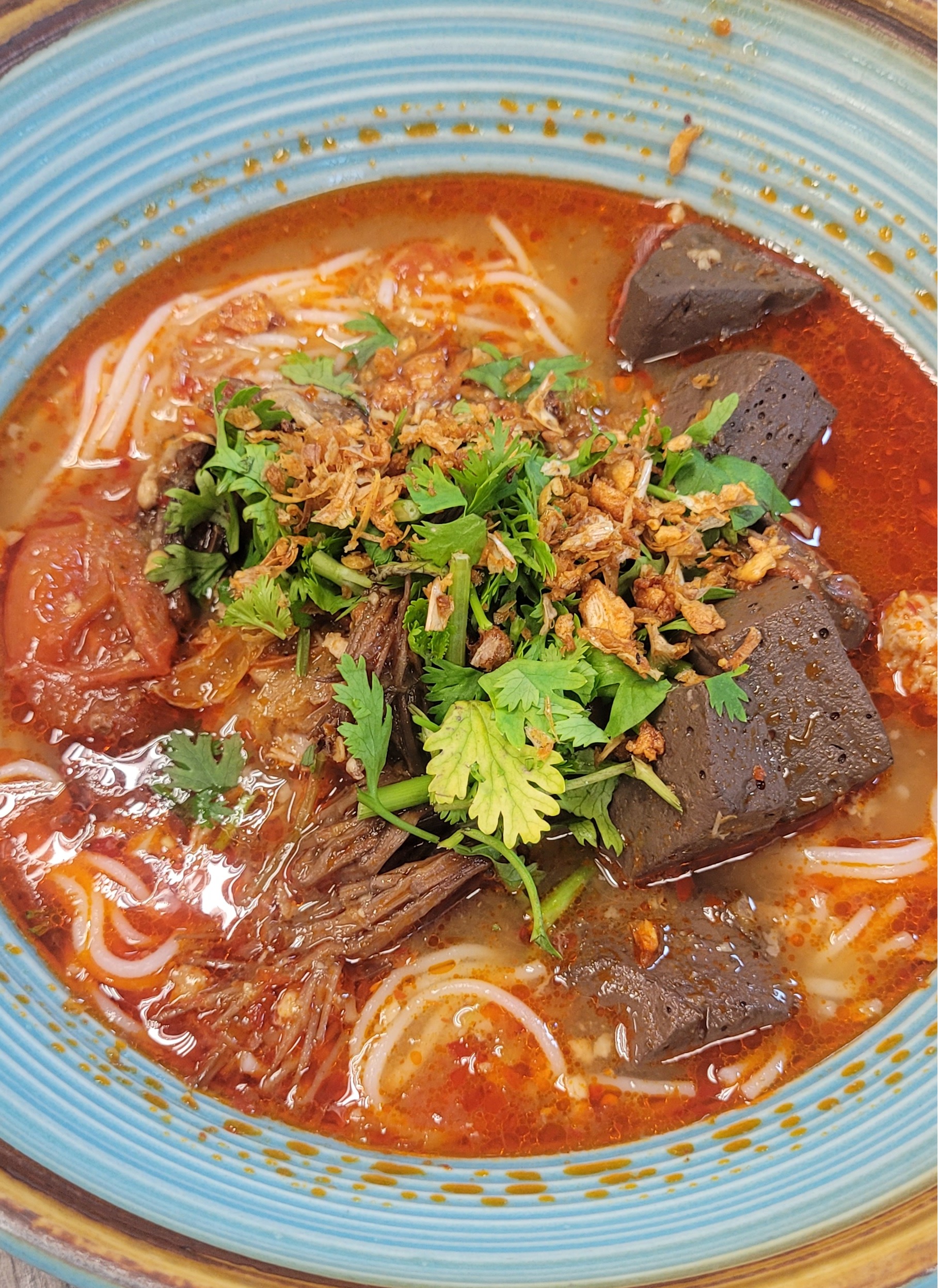 토마토 베이스에 돼지고기 또는 소고기, 선지, 쌀국수를 넣고 된장과 향신료로 깊은 맛을 더한 냠냐오(NamNgiao). 