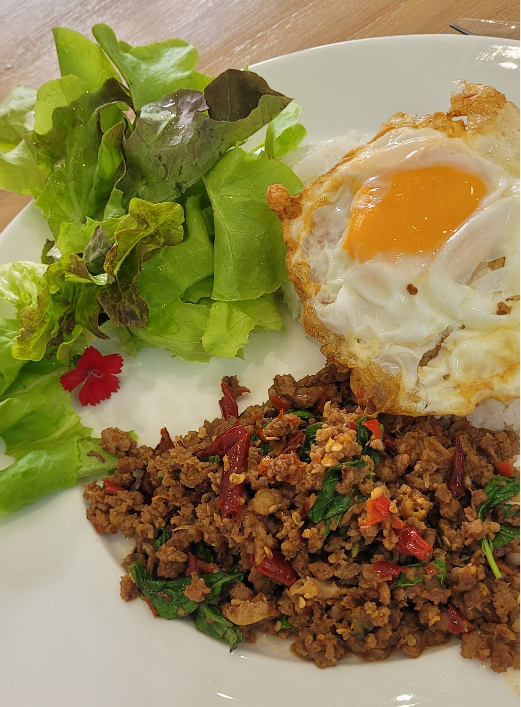 태국인의 소울푸드 팟끄라오무쌉(PadKraPaoMooSap). 다진 돼지고기를 바질(끄라오)과 센 불에 볶아 짭짤하고 매콤한 맛이 특징으로 반숙 달걀프라이와 함께 밥 위에 올려 먹는다. 