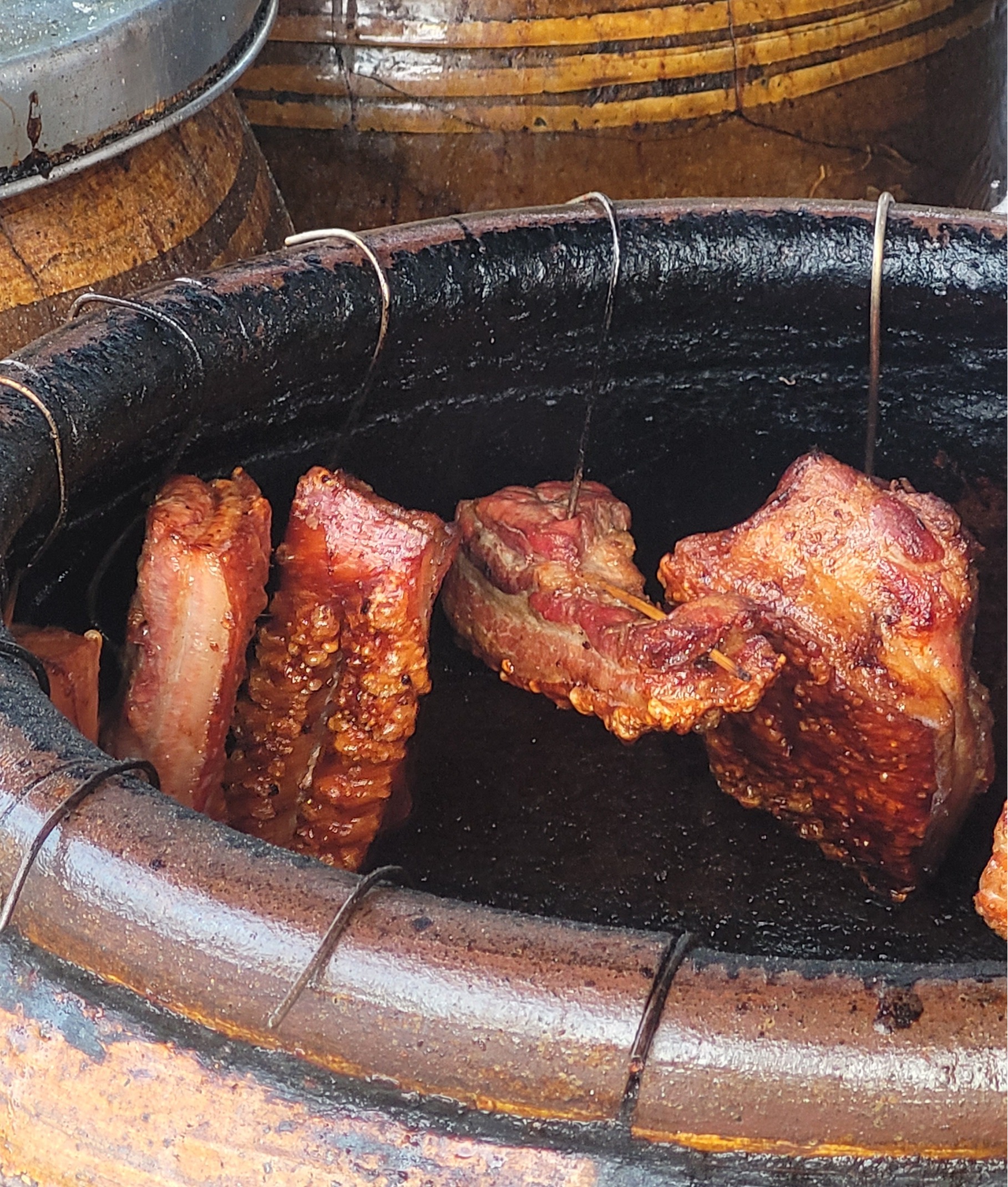 두 번 튀겨낸 '겉바속촉'  삼겹살 무끄롭(MooKrob). 껍질까지 '쫀득바삭'.