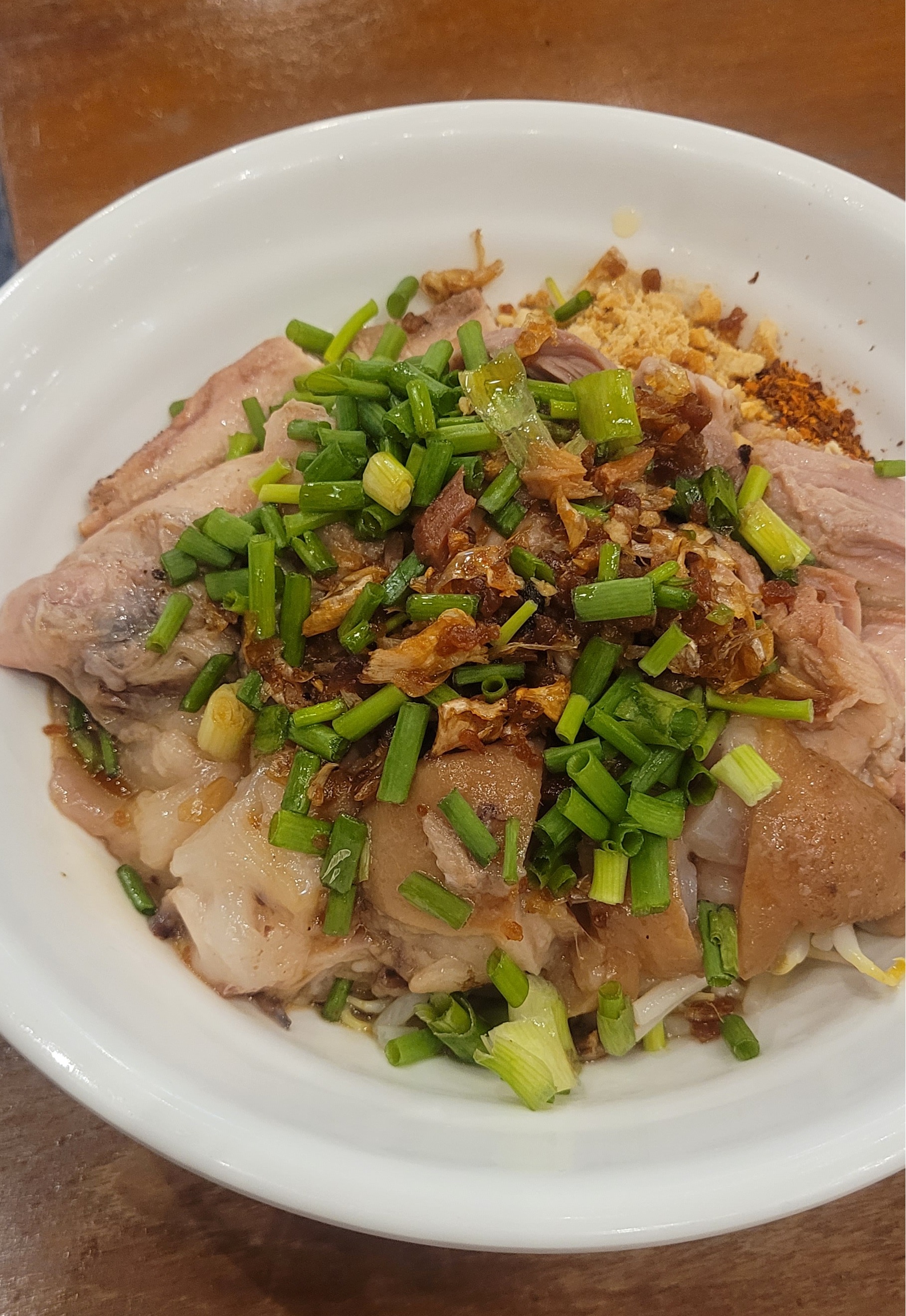 부드럽게 삶은 족발과 진한 육수가 어우러진 족발국수 한 그릇.