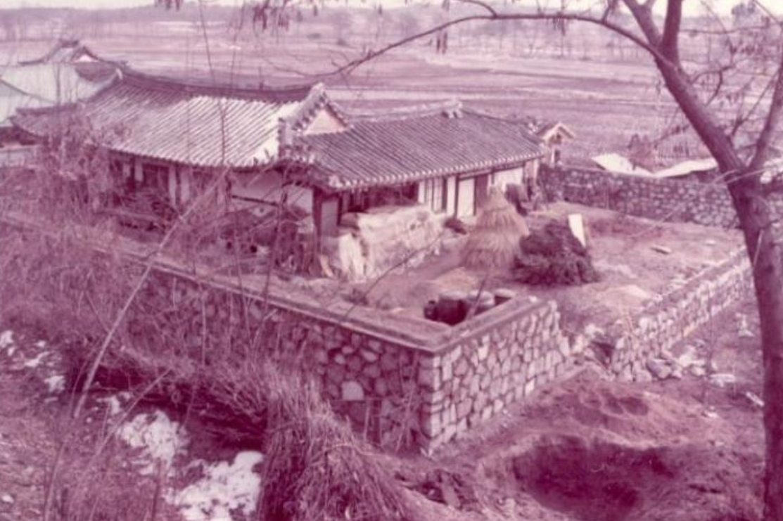 1996년 수리 전 안채만 보존된 모습