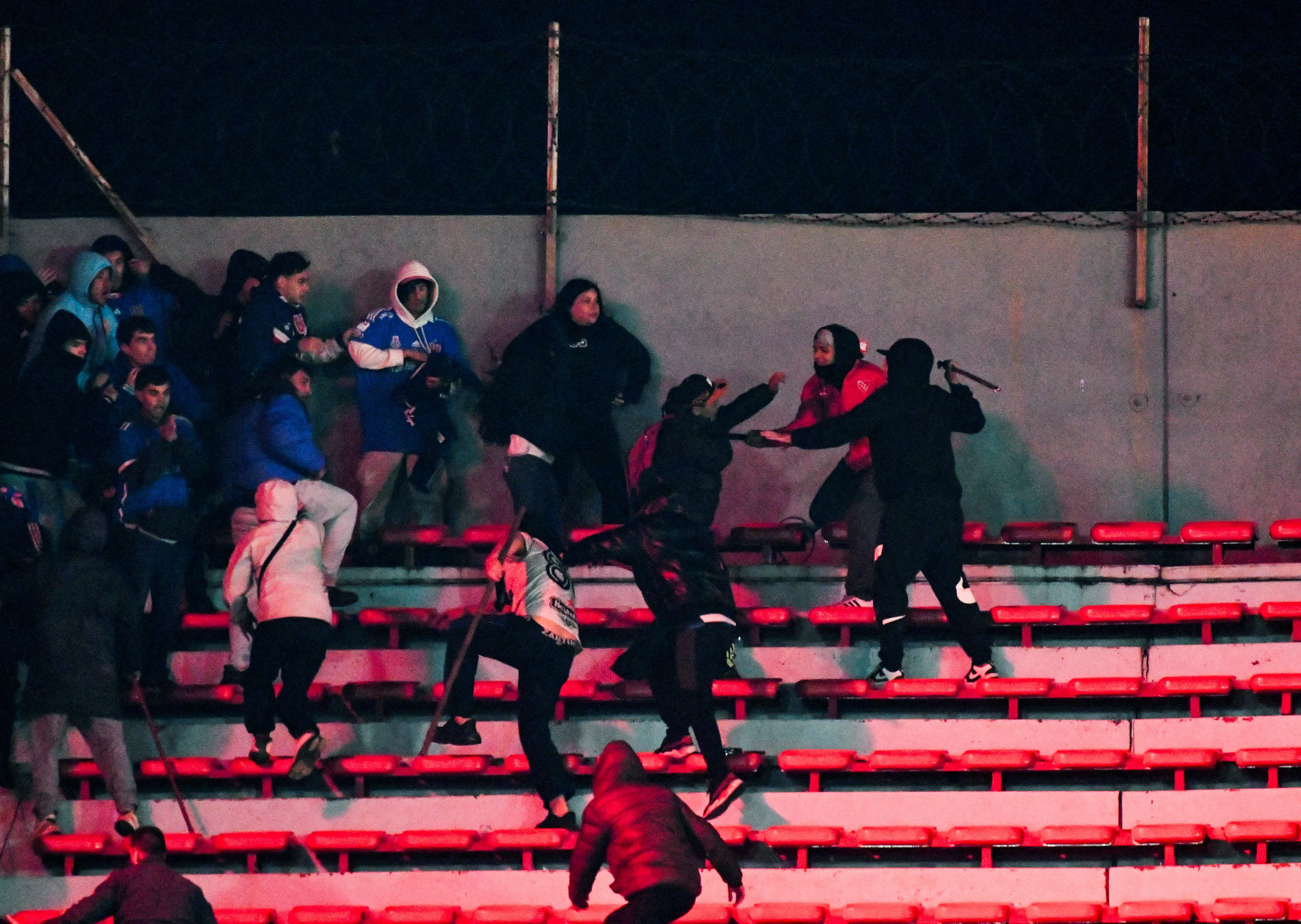 22일(현지시간) 코파수다메리카나 칠레-아르헨티나 경기 도중 아르헨티나 관중 여럿이 칠레 원정 구역을 침입해 파이프를 휘둔 것을 시작으로 양팀 팬 120명이 난투극을 벌였다. 중상자가 속출하고 사경을 헤매는 사람도 있다. (연합뉴스/AP)