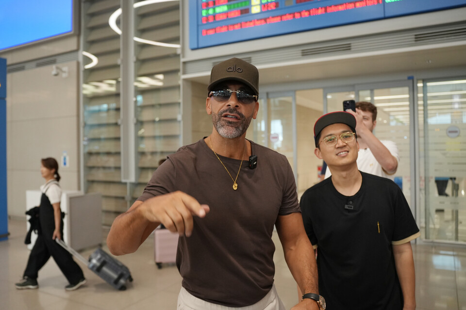 2025 아이콘 매치 참가를 위해 입국한 리오 퍼디난드 선수(가운데), 슛포러브 씨잼철 [사진 김재호, 넥슨]