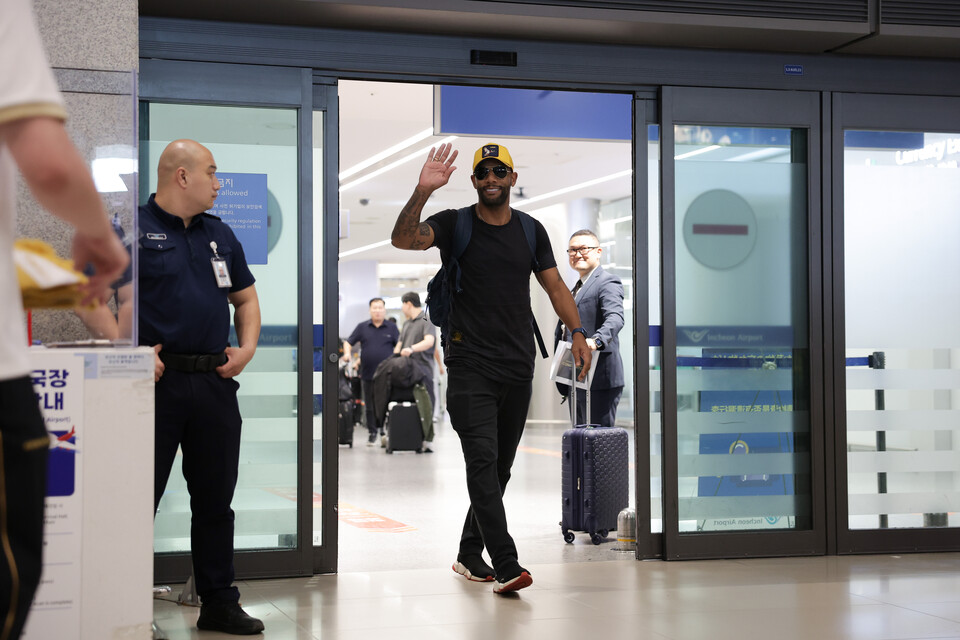 2025 아이콘 매치 참가를 위해 입국한 마이콘 선수의 모습. [사진 김재호, 넥슨]