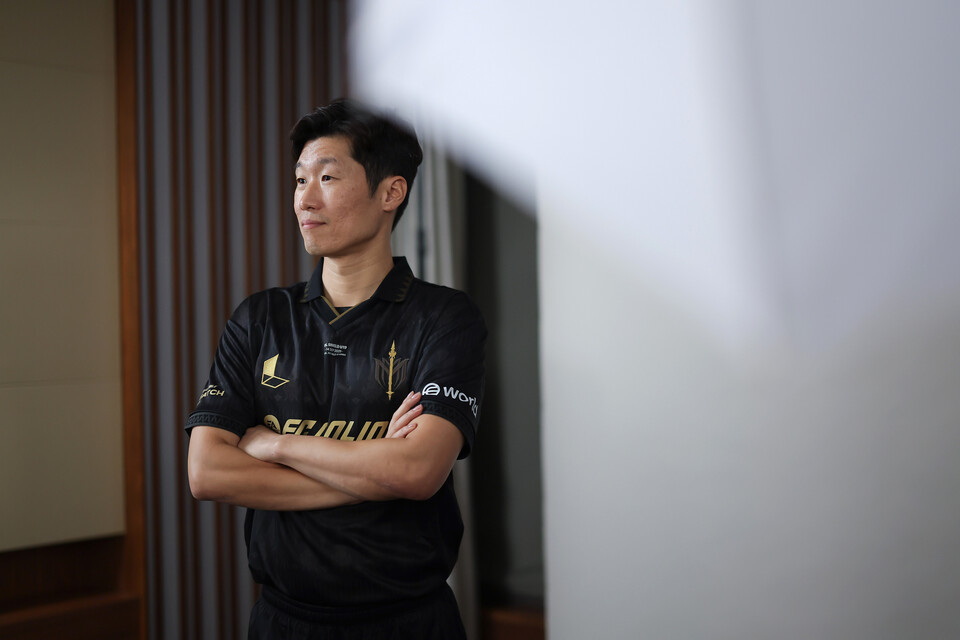 콘래드서울에서 여유 있는 모습으로 프로필 촬영에 임하고 있는 박지성 선수 [사진 정재훈, 넥슨]