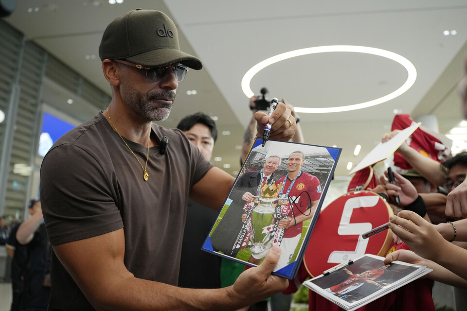 2025 아이콘 매치 참가를 위해 입국한 리오 퍼디난드 선수가 팬들에게 사인을 해주고 있다. [사진 김재호, 넥슨]