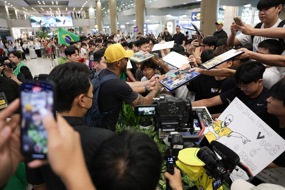 2025 아이콘 매치 참가를 위해 입국한 마이콘 선수가 팬들에게 사인을 해주고 있다. [사진 김재호, 넥슨]