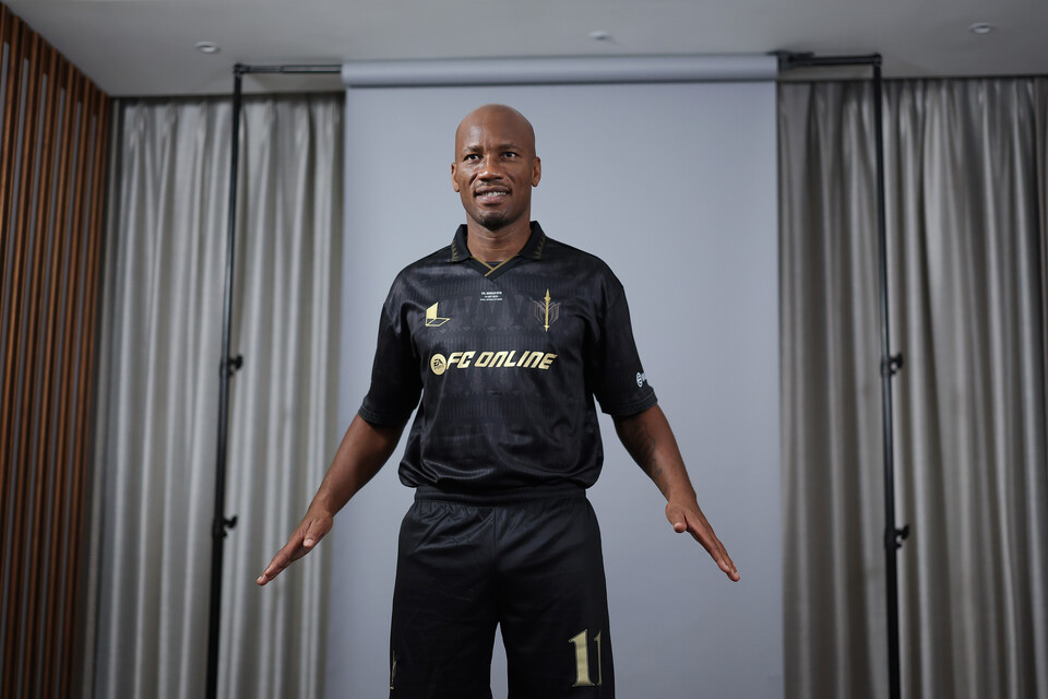 자신감 있는 모습으로 프로필 촬영에 나선 드로그바 선수 [사진 정재훈, 넥슨]