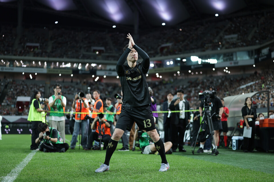 소개와 함께 등장한 박지성 선수의 위풍당당한 모습! [사진 제공 넥슨, 김정수, 정재훈]