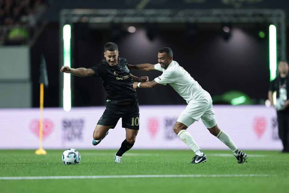 얼굴은 웃고 있지만 치열하게 싸우는 에덴 아자르와 글로드 마켈레레 선수. [사진 제공 넥슨, 김정수, 정재훈]