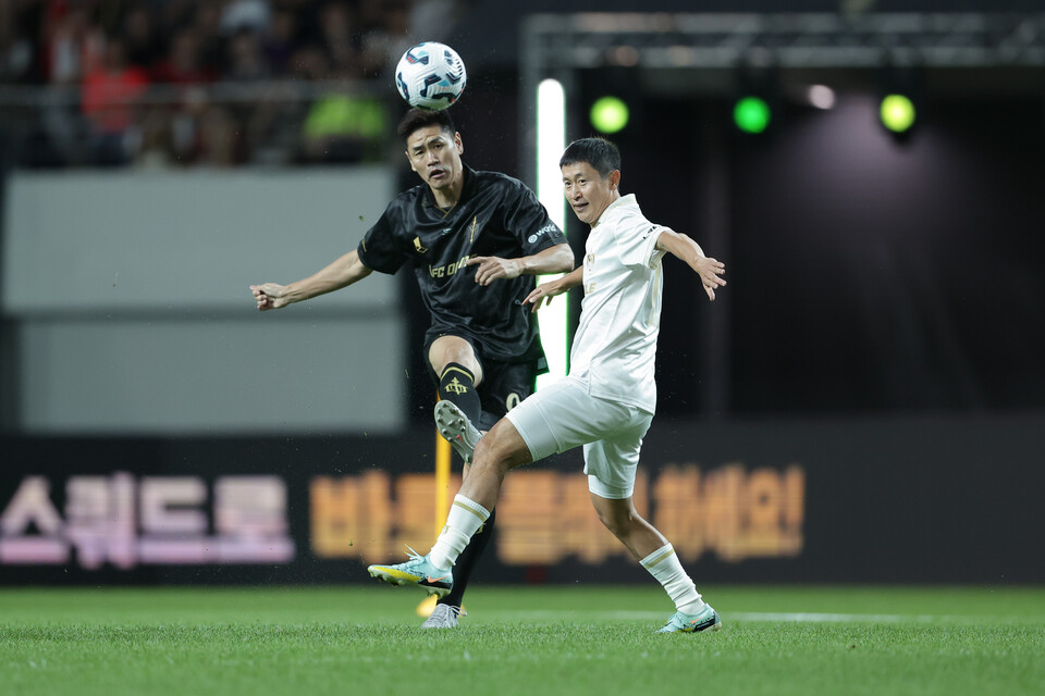 기대 이상의 볼거리를 보인 설기현, 이영표 선수의 경합 장면. [사진 제공 넥슨, 김정수, 정재훈]