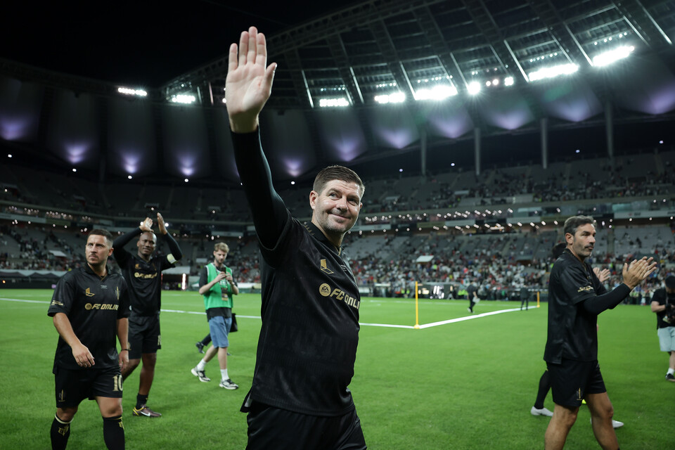 한국 관중의 환대에 손을 들어 답하는 제라드 선수. [사진 제공 넥슨, 김정수, 정재훈]