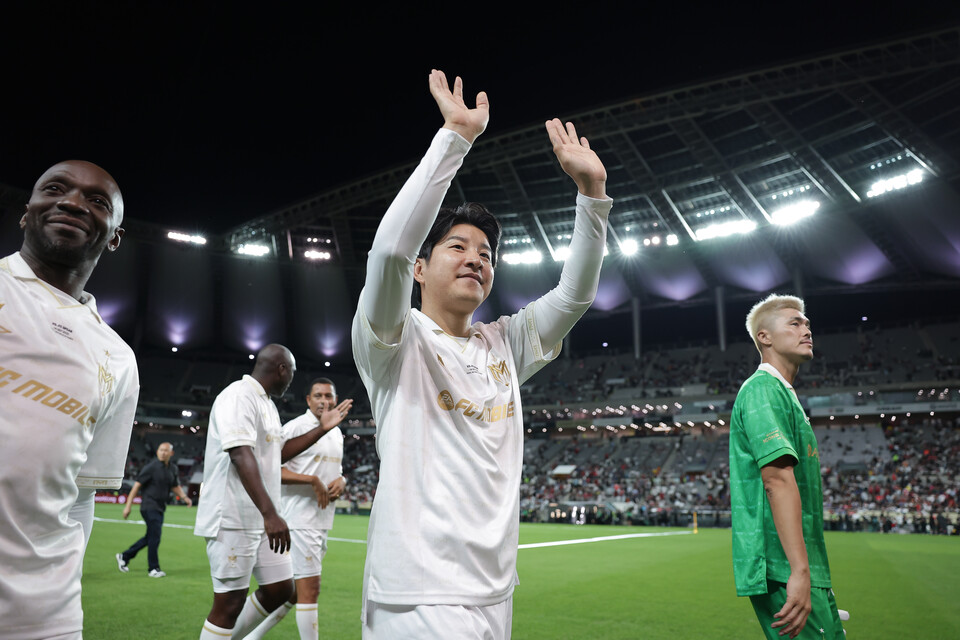 박주호 선수가 관중들에게 양손을 들어 화답하고 있다. [사진 제공 넥슨, 김정수, 정재훈]