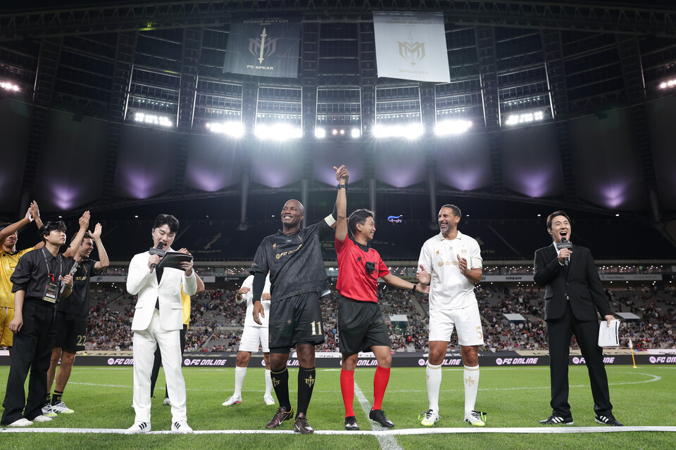 "FC스피어가 이겼다" 손을 번쩍 들어 승리를 자축하는 드로그바 선수 [사진 제공 넥슨, 김정수, 정재훈]