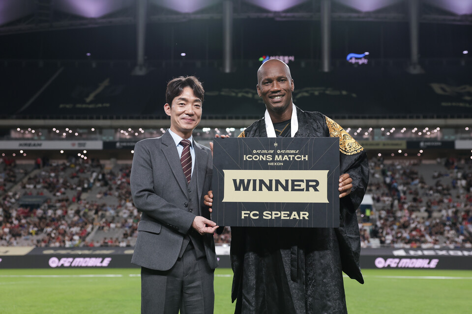 "내가 왕이 될 상인가?" 넥슨 박정무 부사장과 승리한 FC스피어의 주장 드로그바 선수. [사진 제공 넥슨, 김정수, 정재훈]