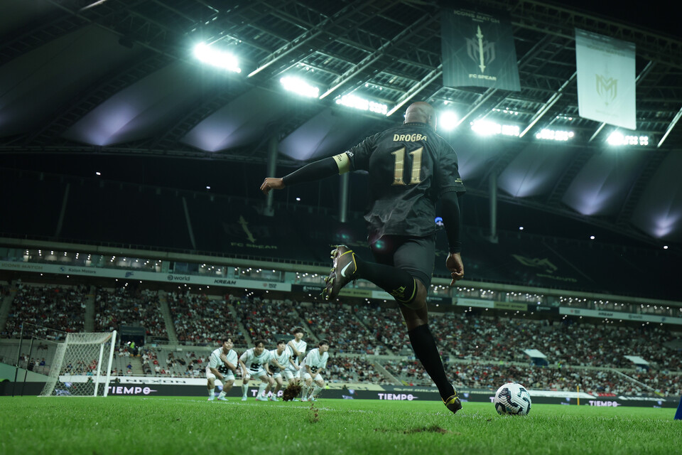 "이게 바로 위닝샷" 월드클래스 드로그바 선수의 슈팅 장면 [사진 제공 넥슨, 김정수, 정재훈]