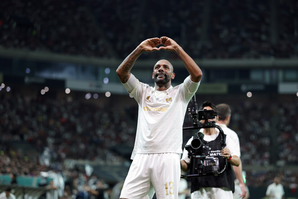 동점골을 기록한 실드유나이티드 마이콘 선수가 관중들에게 화답하고 있다. [사진 넥슨, 정재훈]