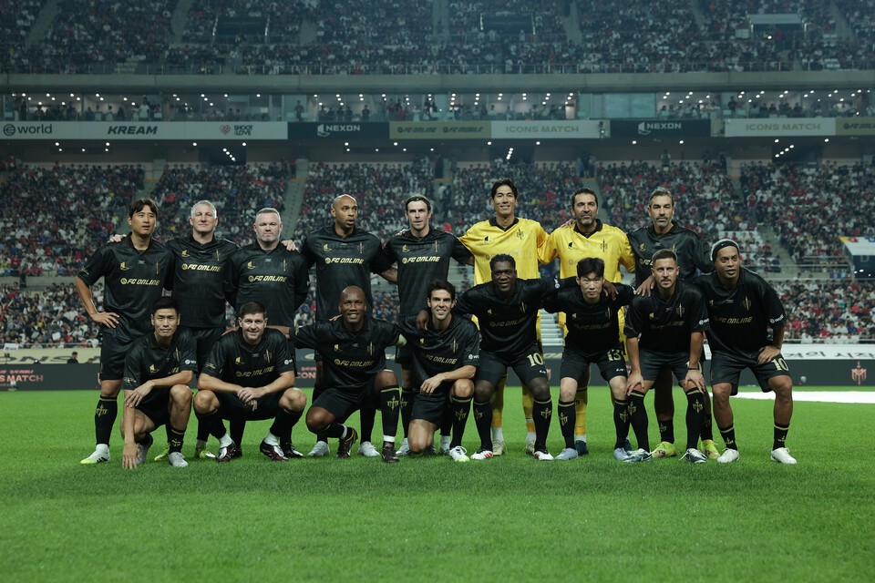 날카로운 창 FC스피어의 국대포즈 [사진 넥슨, 정재훈, 김정수, 이완복]