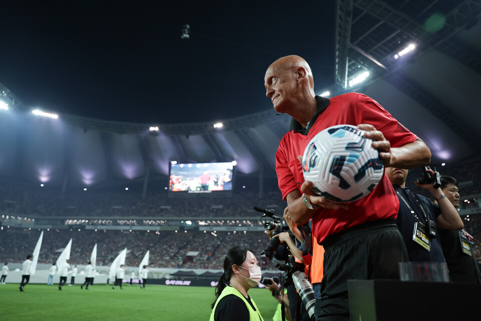 심판까지 레전드! 피에를루이지 콜리나 심판이 깜짝 등장했다. [사진 넥슨, 정재훈, 김정수, 이완복]