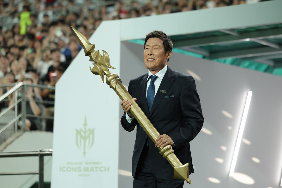 경기 시작을 알리기 위해 나온 한국 축구전설 차범근 [사진 넥슨, 정재훈, 김정수, 이완복]