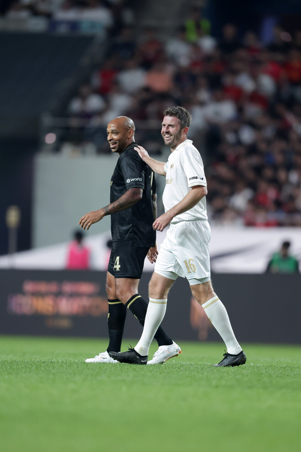 티에리 앙리와 마이클 캐릭이 볼 경합 후 웃고 있다. [사진 넥슨, 정재훈, 김정수, 이완복]