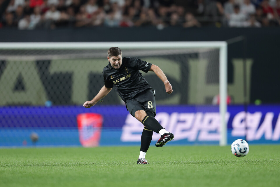 FC스피어의 뒷문을 잠그로 롱크로스로 활로를 여는 역할을 한 스티븐 제라드 선수 [사진 넥슨, 정재훈, 김정수, 이완복]