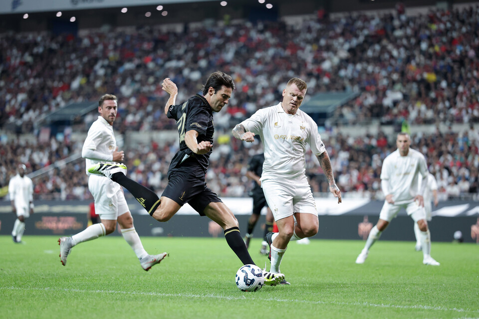 카카의 공격을 막기 위해 돌진하고 있는 욘 아르네 리세 선수 [사진 넥슨, 정재훈, 김정수, 이완복]