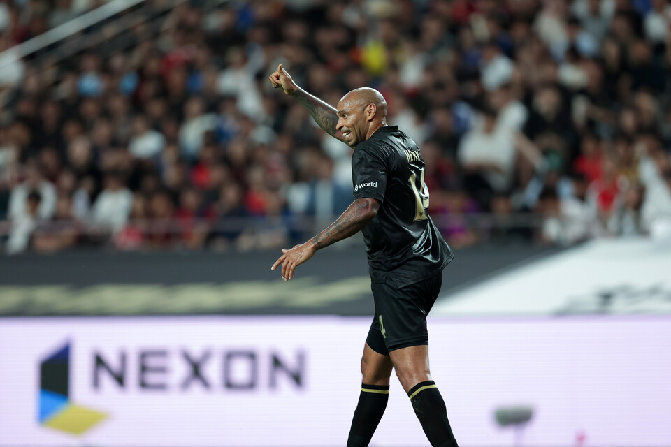 엄지를 들어 보이는 앙리 선수 [사진 넥슨, 정재훈, 김정수, 이완복]