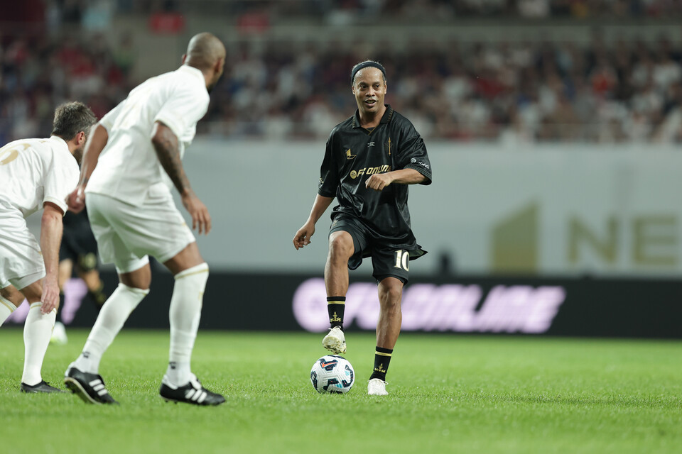 호나우지뉴의 활약은 골이 없었던 전반전을 몰입하게 만들었다. [사진 넥슨, 정재훈, 김정수, 이완복]