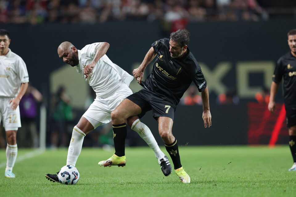 마이콘과 로베르 피레스 선수가 볼 경합을 하고 있다. [사진 넥슨, 정재훈, 김정수, 이완복]