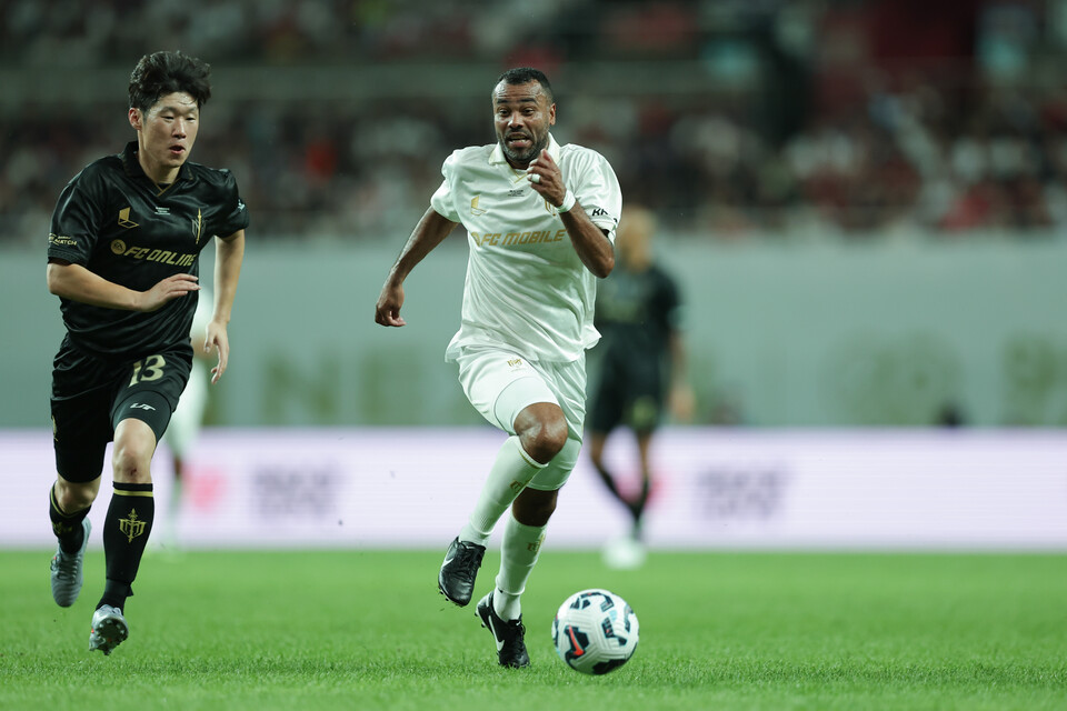 박지성 선수의 추격을 피해 달리고 있는 애슐리 콜 선수. [사진 넥슨, 정재훈, 김정수, 이완복]