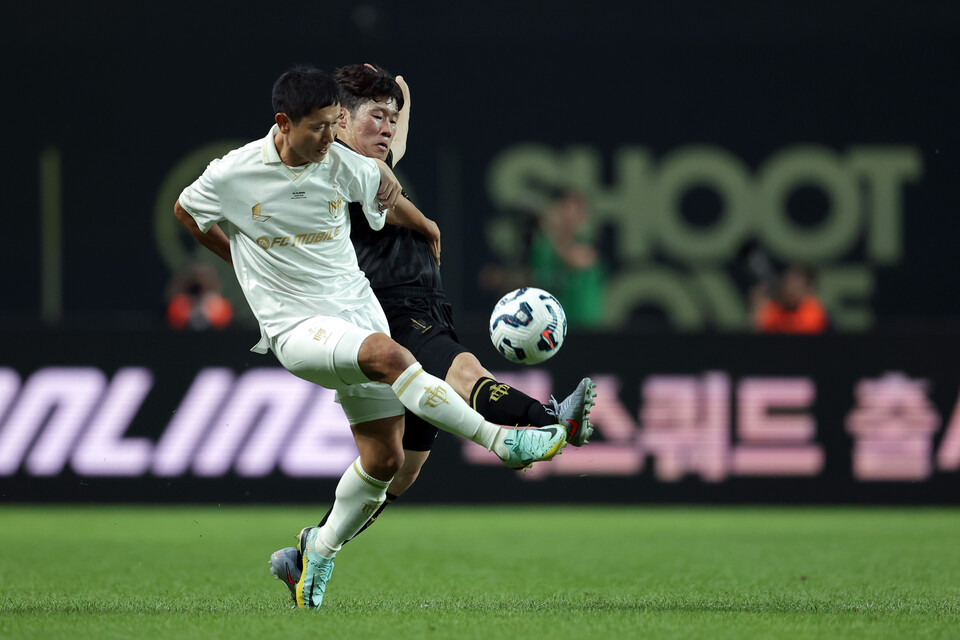 EPL 경쟁자 이영표, 박지성 선수의 볼 경합! [사진 넥슨, 정재훈, 김정수, 이완복]